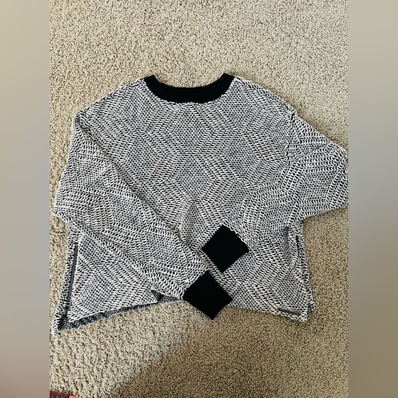 Peace Love World Monochrome Patterned Sweatshirt - Picture 2 of 13